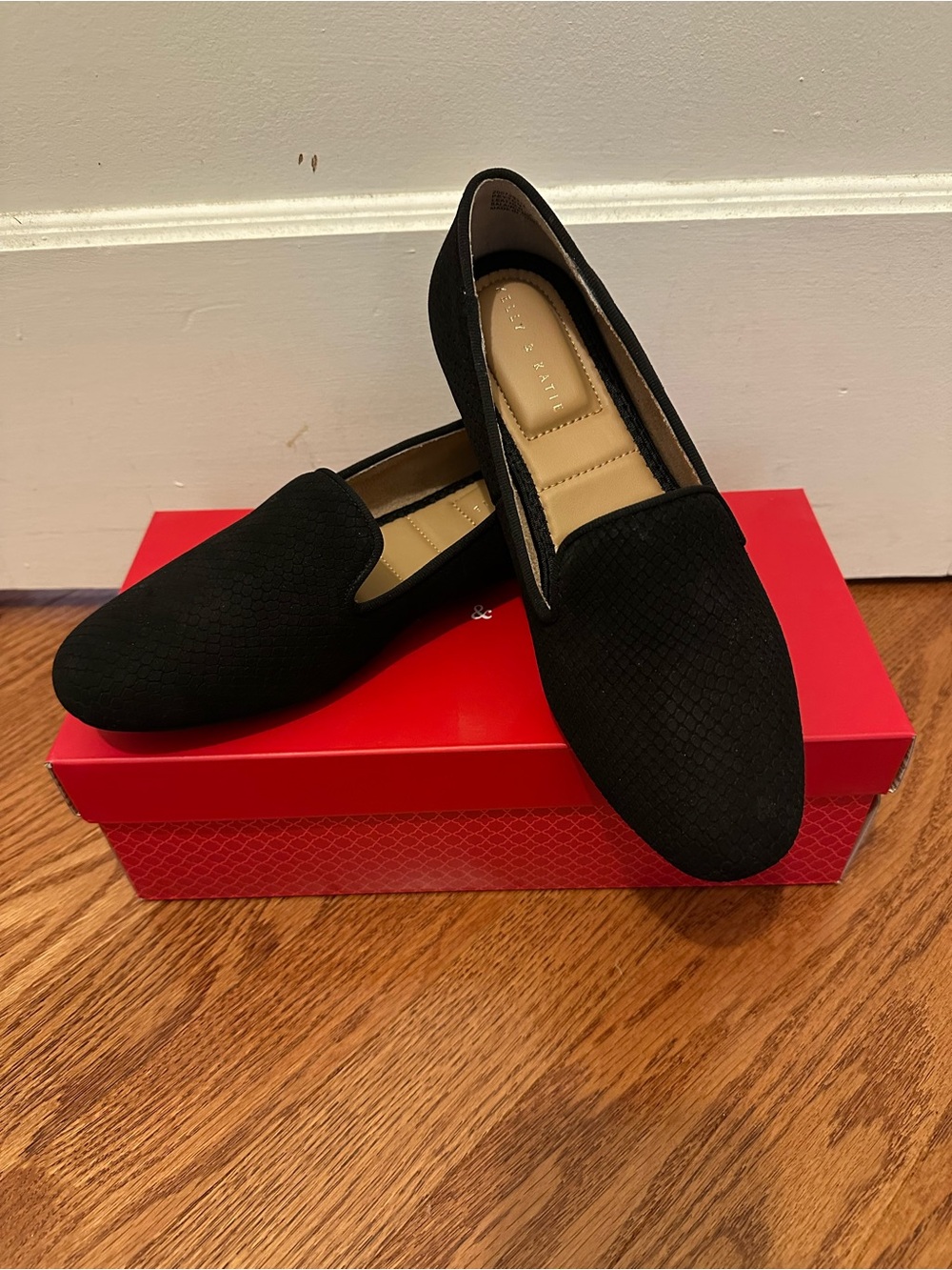 Kelly & Katie | “Peyton” Black Slip‑On Flats | W7.5